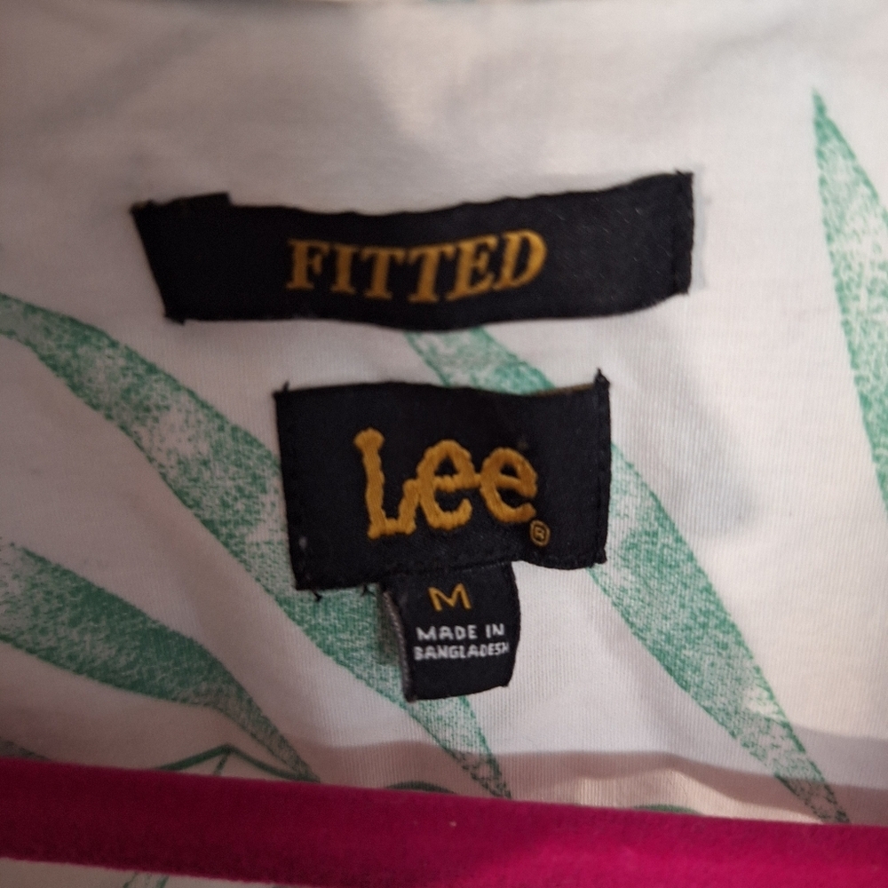 LEE FITTED BUTTON DOWN TOP SIZE MEDIUM - Picture 2 of 2